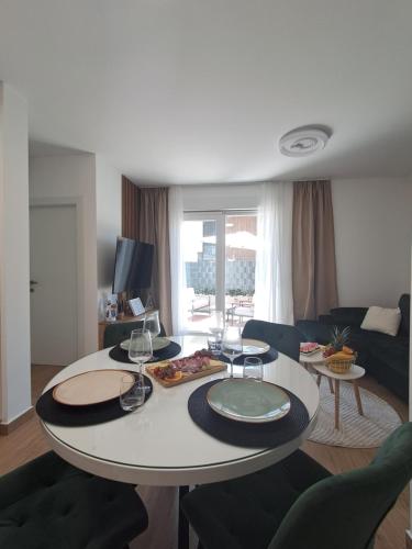 Luxury Mint Garden Apartment