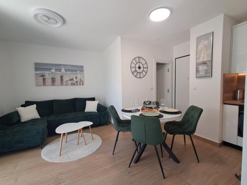Luxury Mint Garden Apartment