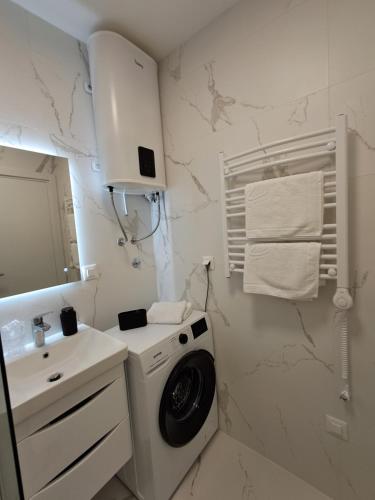 Luxury Mint Garden Apartment