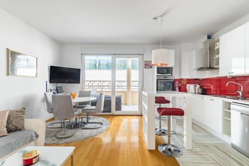 Bačvice - 2 BR , terrace,3 air conditioners, parking,elevator 3 minutes to the beach