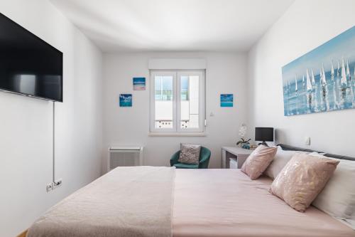 Bačvice - 2 BR , terrace,3 air conditioners, parking,elevator 3 minutes to the beach