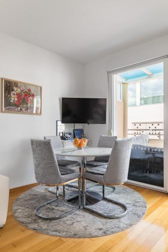 Bačvice - 2 BR , terrace,3 air conditioners, parking,elevator 3 minutes to the beach