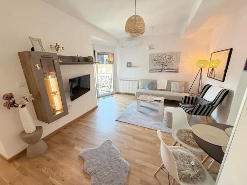 a living room with a couch and a table at Apartman Ivana in Kraljevo