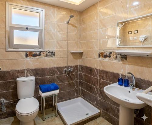 a bathroom with a toilet and a sink at قريه سورتلاج مرسي مطرح الفيو المميز in Marsa Matruh
