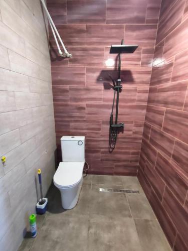 a bathroom with a toilet in a room at LiLi Boutique in Dsegh