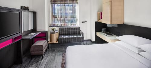 เตียงในห้องที่ Hyatt Herald Square New York
