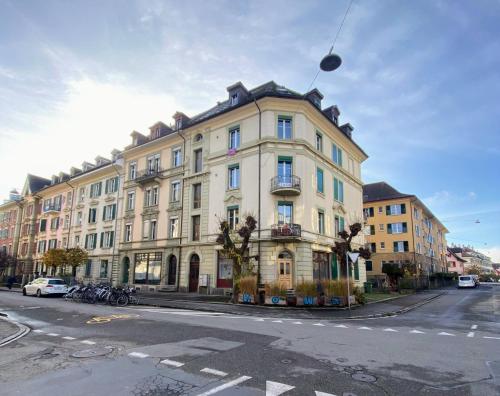 Flat 12-min walk to Bern station