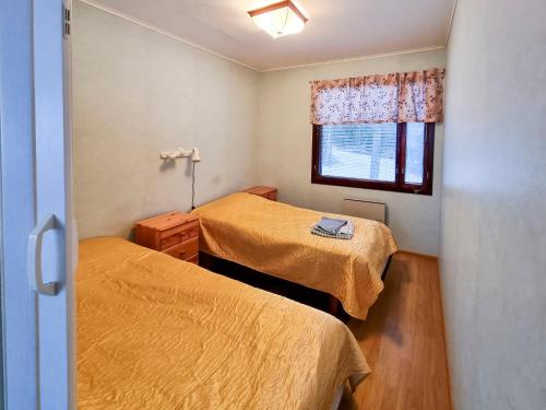 a small room with two beds and a window at Villa Sundet in Svartön