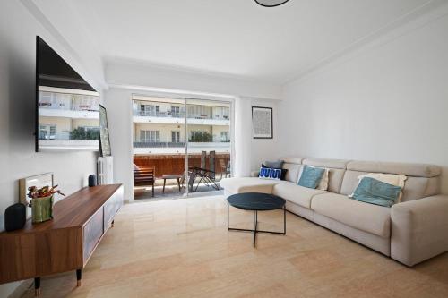 110 m2 Family, 3 bedrooms AC and Terrace Beach 8 min away