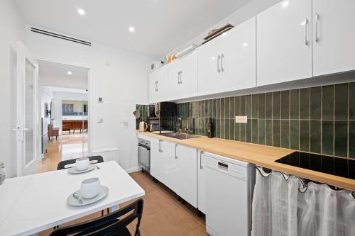 110 m2 Family, 3 bedrooms AC and Terrace Beach 8 min away