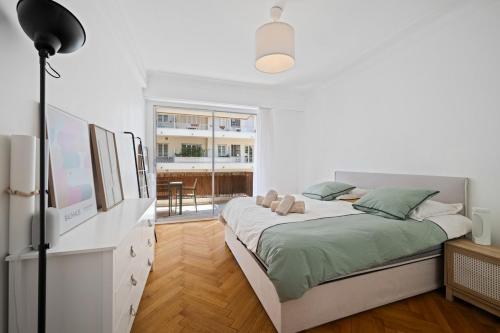 110 m2 Family, 3 bedrooms AC and Terrace Beach 8 min away