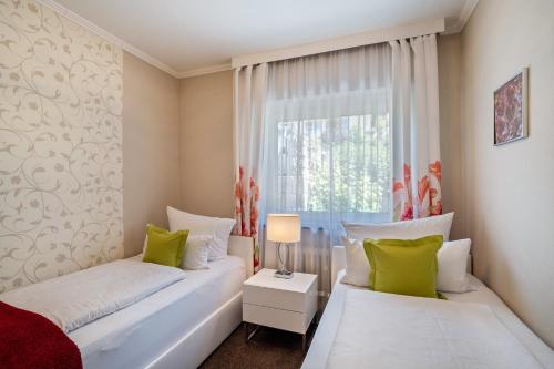 a bedroom with two beds and a window at Baden-Chalet - Panoramablick in Bühl