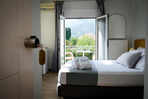 ein Schlafzimmer mit einem Bett, auf dem Handtücher liegen in der Unterkunft Sappho Studios in Mytilini