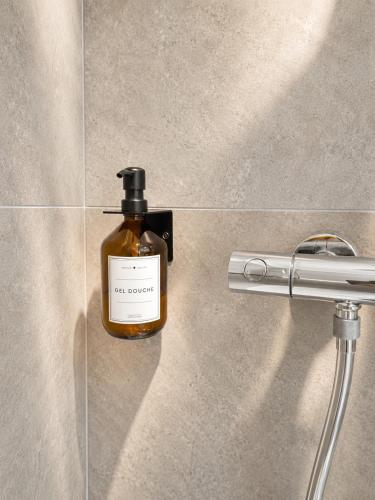 a bottle of soap on a wall in a bathroom at Chambres d'hôte Casprese in Altiani