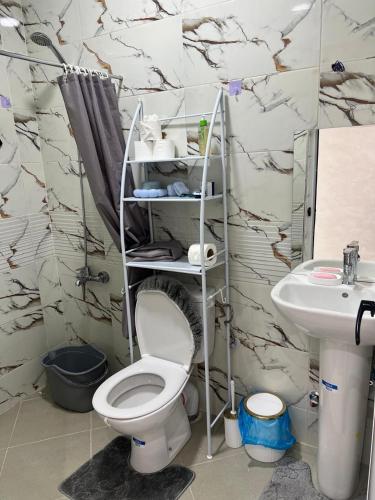a bathroom with a toilet and a sink at Martil in Martil