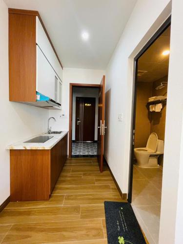 a kitchen with a sink and a toilet in a room at A90 HOTEl2 in Nhật Tựu