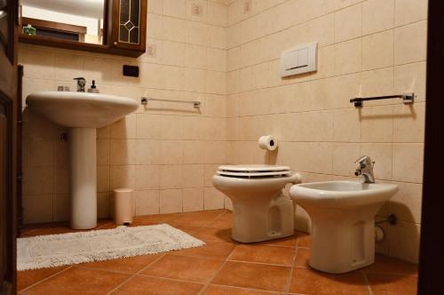 a bathroom with a toilet and a sink at La Maison de Nocent in Pré-Saint-Didier