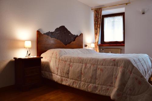 a bedroom with a large bed and a window at La Maison de Nocent in Pré-Saint-Didier