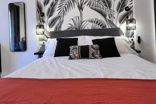 Apartment with panoramic views a swimming pool and a nearby beach