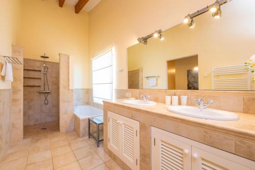 a bathroom with two sinks and a large mirror at Ca na Margalida in Manacor