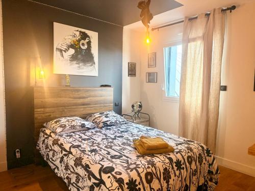a bedroom with a bed with a wooden headboard and a window at Chambre d'hôte à Sieck in Santec