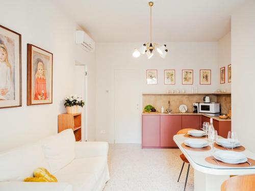 Chicco - Modern Two-Bedroom in a Green Courtyard