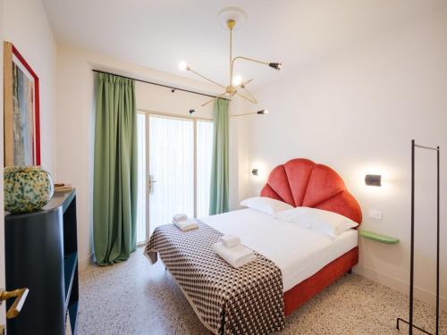 Chicco - Modern Two-Bedroom in a Green Courtyard