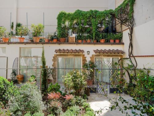 Chicco - Modern Two-Bedroom in a Green Courtyard