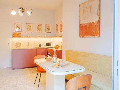 Chicco - Modern Two-Bedroom in a Green Courtyard