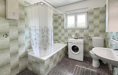 3 Bedroom Awesome Apartment In Novi Vinodolski