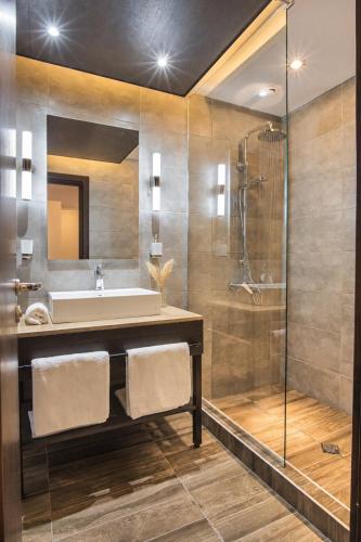 ein Badezimmer mit Waschbecken und Dusche in der Unterkunft Effect Algara Beach Resort - Ultra All Inclusive and Free Parking in Kranewo