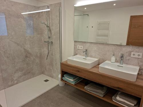 a bathroom with two sinks and a shower at Ferienhaus Gebetsberger in Spitz