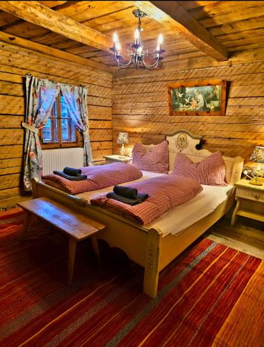 a bedroom with two beds in a log cabin at FLICHTLHOF Hütte in Abtenau