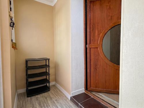 a room with a wooden door and a shelf at 2 Room central in Bălţi