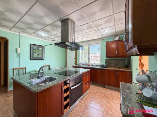 a large kitchen with a sink and a stove at Udeville in Oropesa del Mar