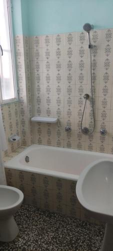 a bathroom with a tub and a toilet and a sink at Apartamento de 100 M2 con 3 habitaciones y 2 terrazas in El Verger