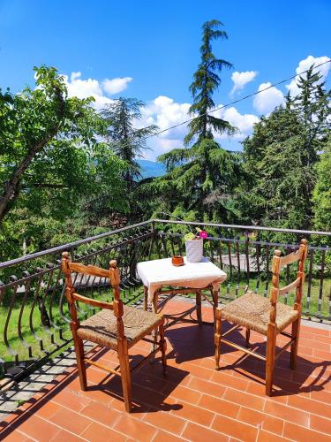 a table and two chairs sitting on a patio at Fonte Degna - Alloggio e Sito Storico in Citerna