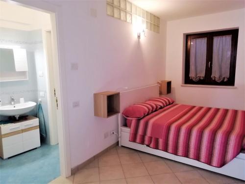 a bedroom with a bed and a sink in it at Centralissimo appartamento a Numana in Numana