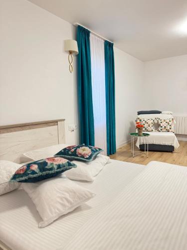 a bedroom with two beds and a chair at Ami's Home in Săpânța