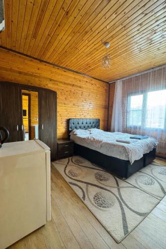 a bedroom with a large bed in a room at Ertunç Turizm in Kahramanmaraş