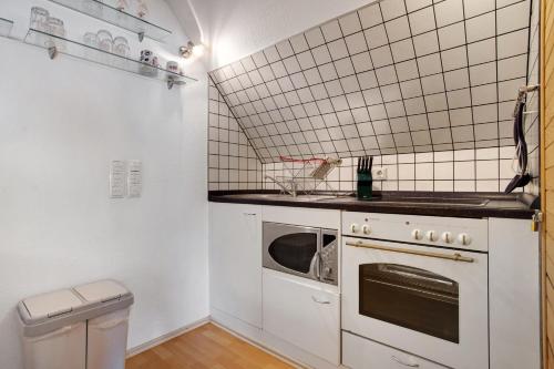 a small kitchen with a stove and a microwave at Ferienwohnung Hundefreundlich 70 qm in Barth