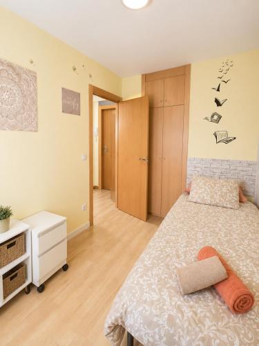 a bedroom with a bed and a dresser at Apartamento de 2 dormitorios en el centro de Burgos junto a la Catedral in Burgos