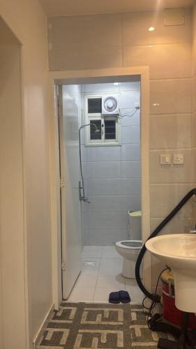 a bathroom with a shower and a sink and a toilet at شقة فاخرة بغرفتين نوم وصالة ومجلس in Abha