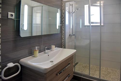 a bathroom with a sink and a shower at Dalmatino 3 Rukavac Vis in Rukavac