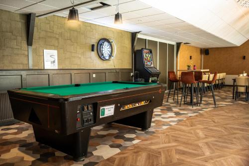 a room with a pool table and a game room at Recreatiepark Goorzicht in Aalten