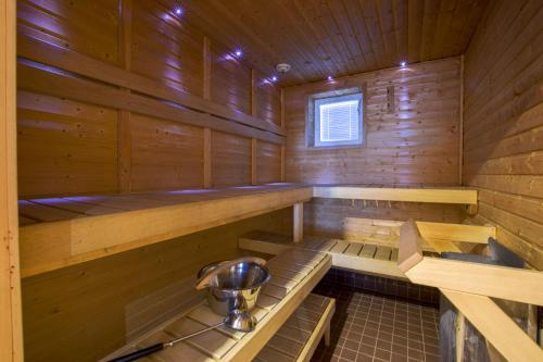 a sauna with a tub with a bucket in it at Ehtookehto in Tahkovuori