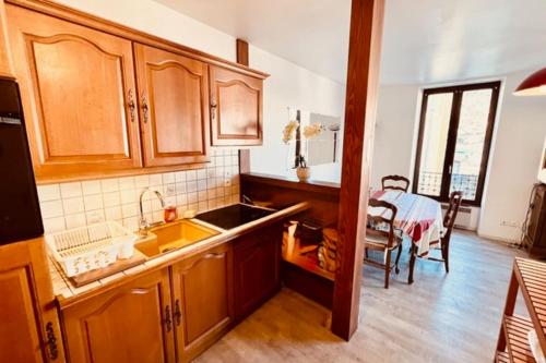 Warm stay close to the slopes and the lake!