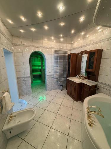 a bathroom with two sinks and a green door at Nice and cozy in Daaden in Daaden
