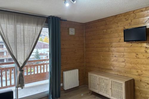 Studio with mountain view balcony