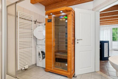 a washer and dryer in a bathroom with a washing machine at Waterkieker in Greetsiel